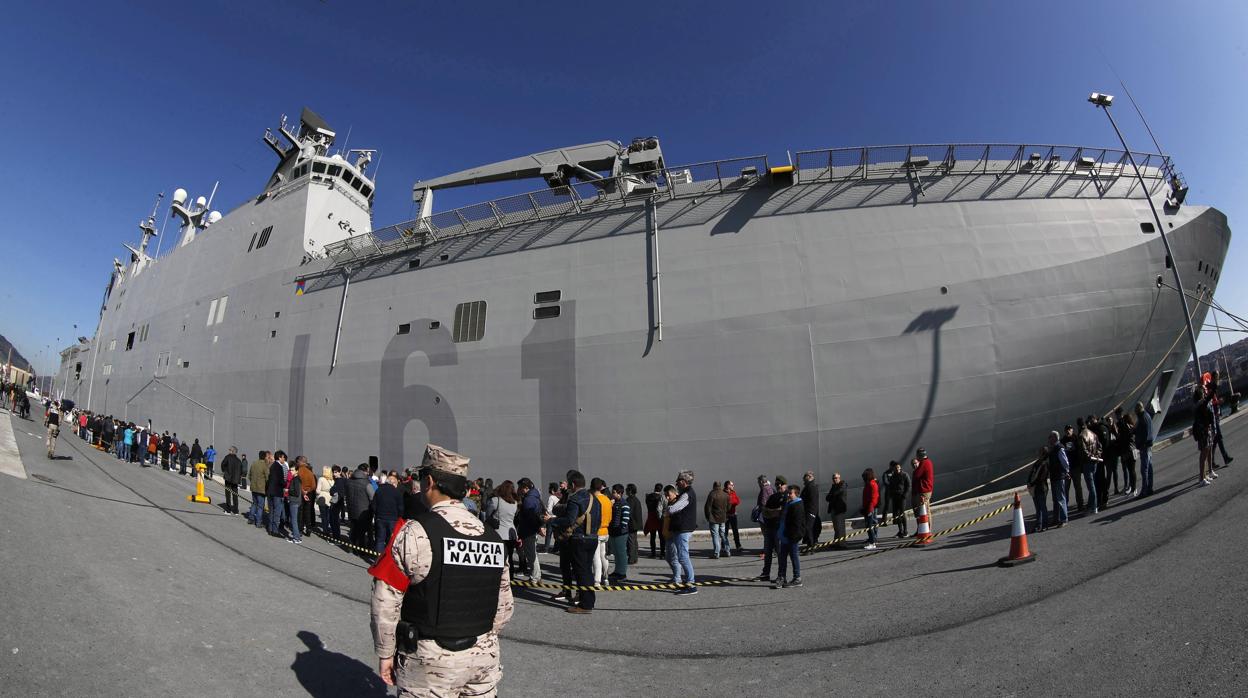TVE camufla el éxito de la visita del buque insignia de la Armada Española a Guecho