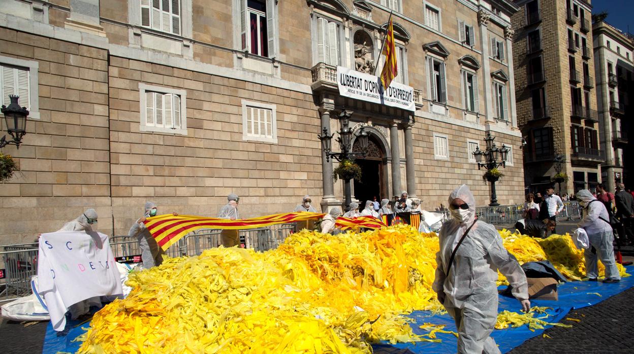 Críticos con el independentismo depositan miles de lazos frente al Palacio de la Generalitat