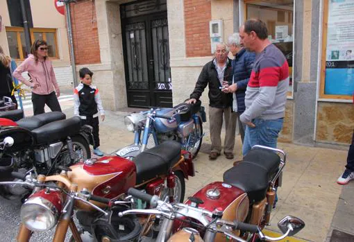 Un particular enseña su moto clásica en la exposición