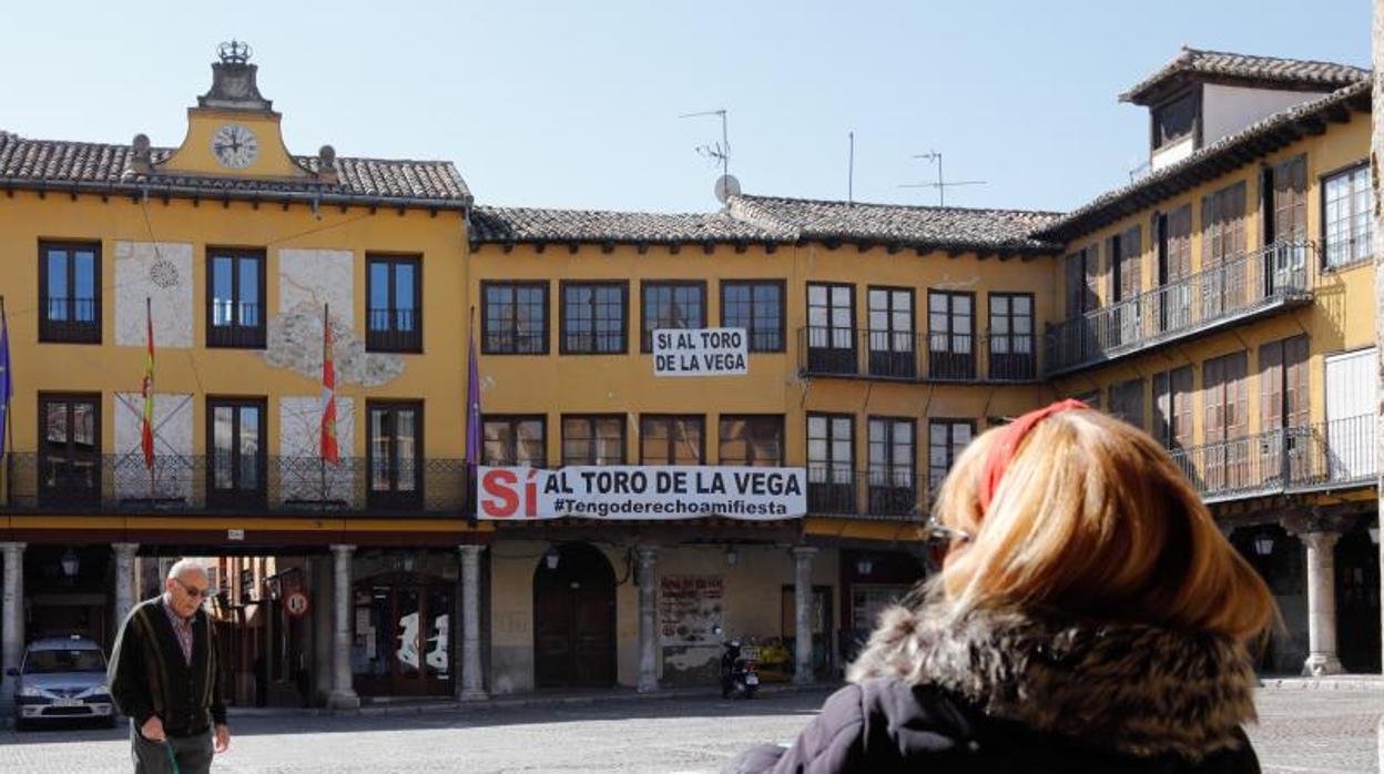 Pancarta en favor del Toro de la Vega, junto al Ayuntamiento, en la Plaza Mayor de Tordesillas