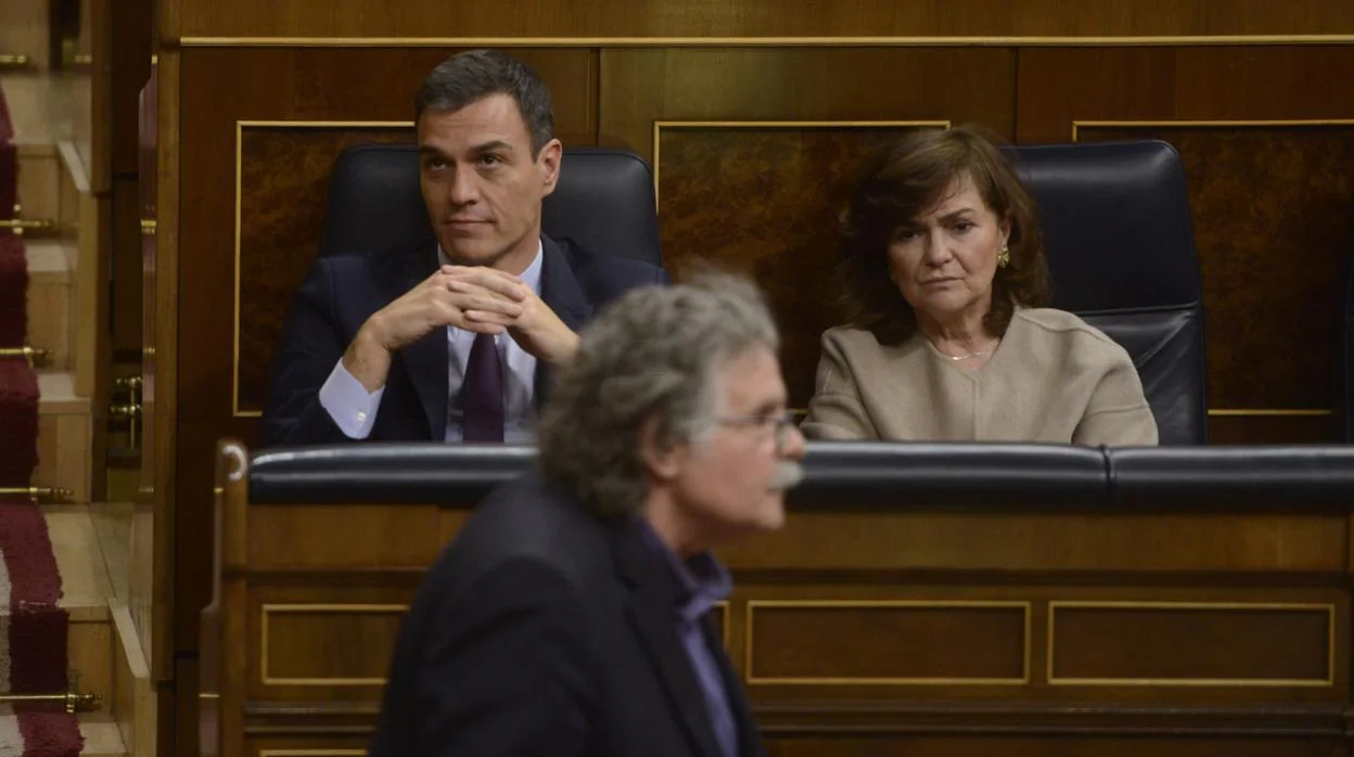 Joan Tardá, portavoz de ERC, pasa ante Sánchez y Carmen Calvo