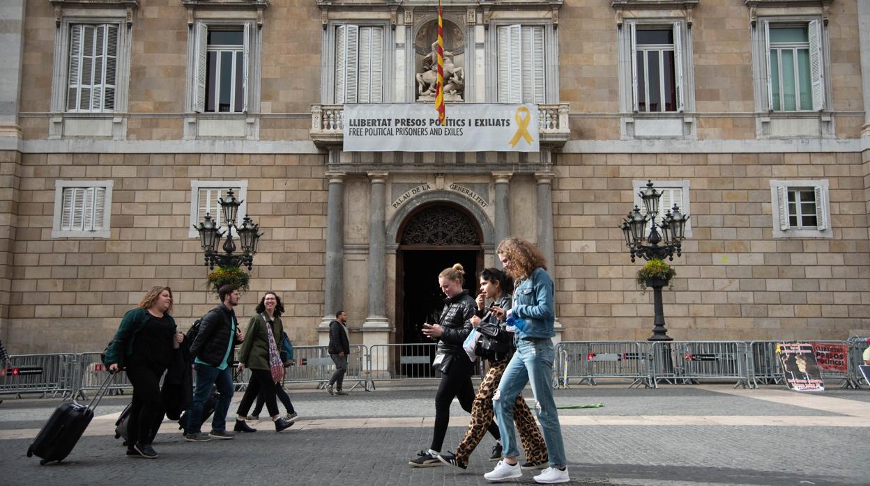 Fachada del Palacio de la Generalitat con el cartel que obligó a retirar la JEC