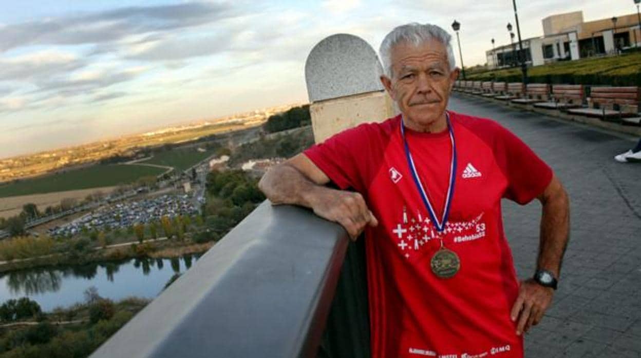El atleta veterano de Toledo, Juan López García, posa en una imagen de archivo