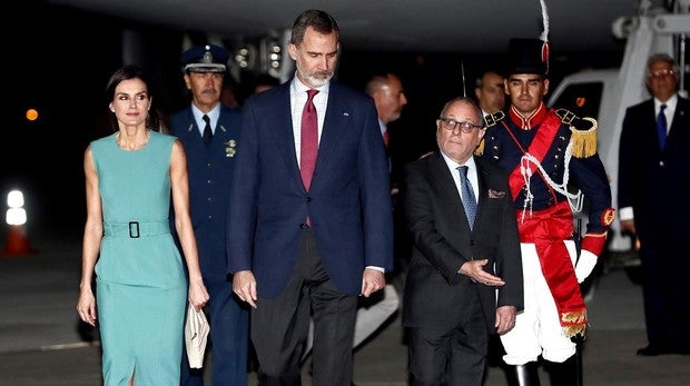 Contratiempo en el recibimiento a los Reyes a su llegada a Argentina