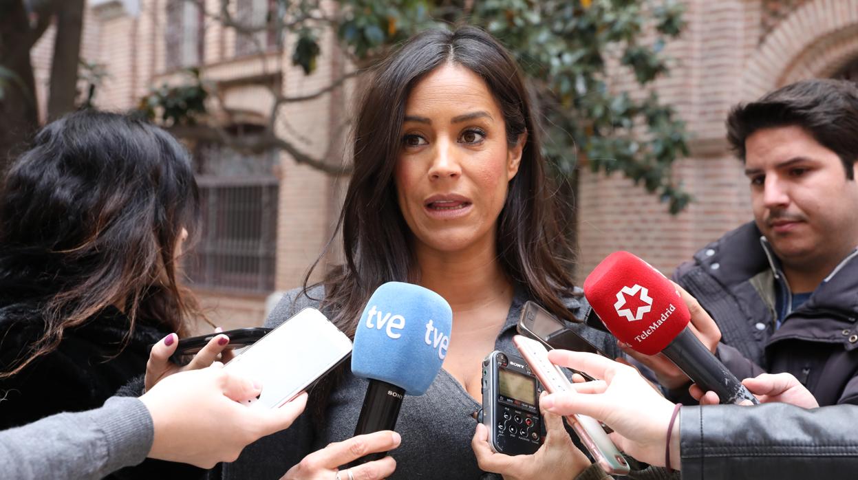 La portavoz y candidata de Cs al Ayuntamiento de Madrid, Begoña Villacís, responde ante los medios