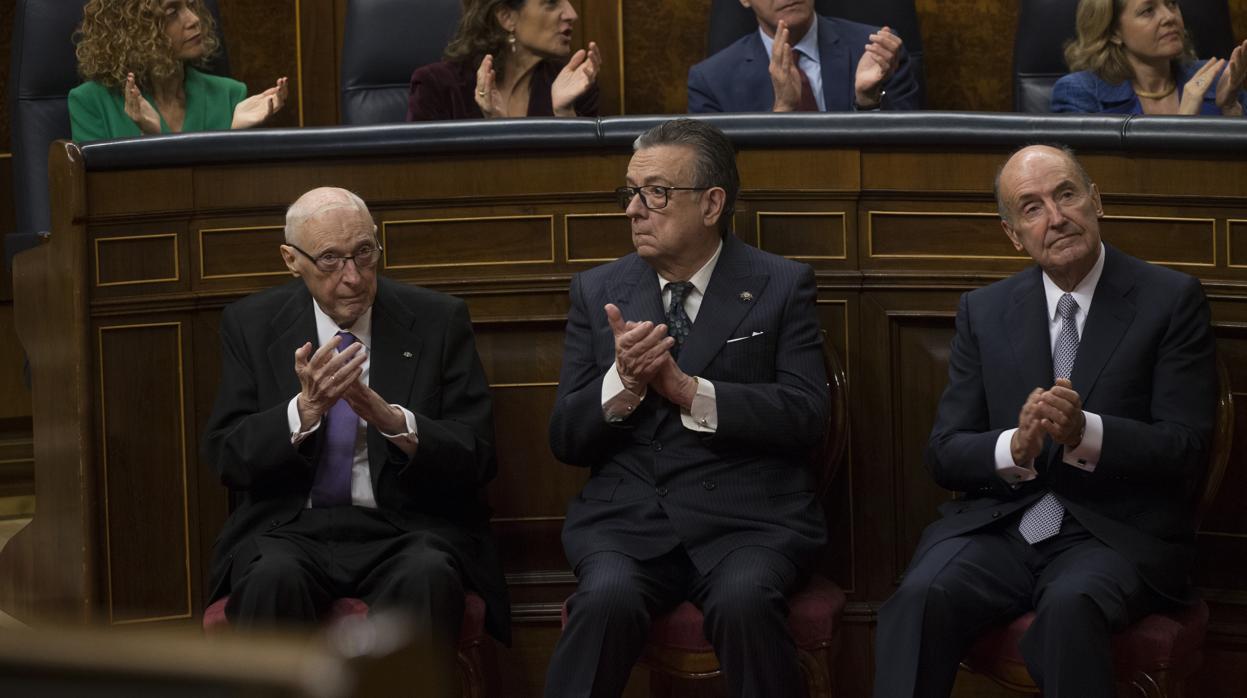 El fallecido Pérez-Llorca, Herrero de Miñón y Roca, en el cuarenta aniversario de la Constitución