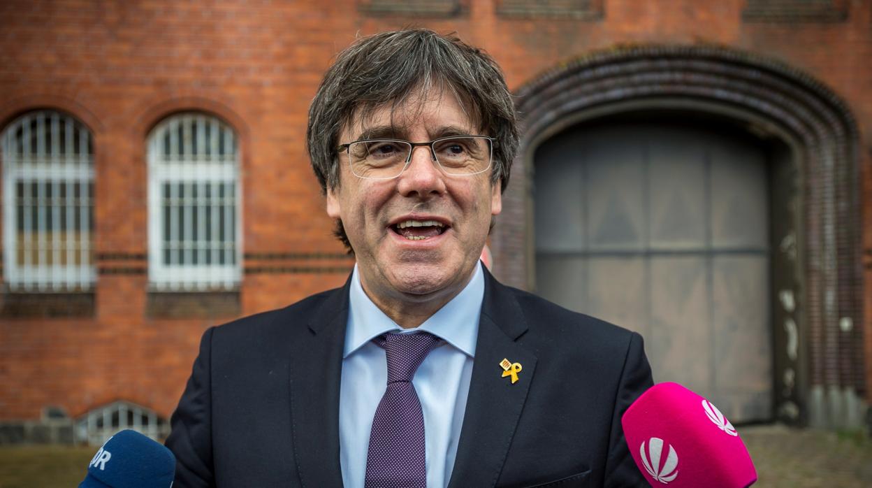 El expresidente de la Generalitat Carles Puigdemont hace una declaración a la prensa a las puertas de la prisión de Neumünster (Alemania)