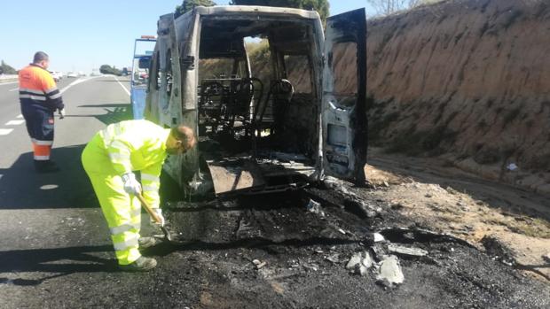 Calcinada en la A-5 una ambulancia que trasladaba a tres pacientes de Badajoz a Madrid