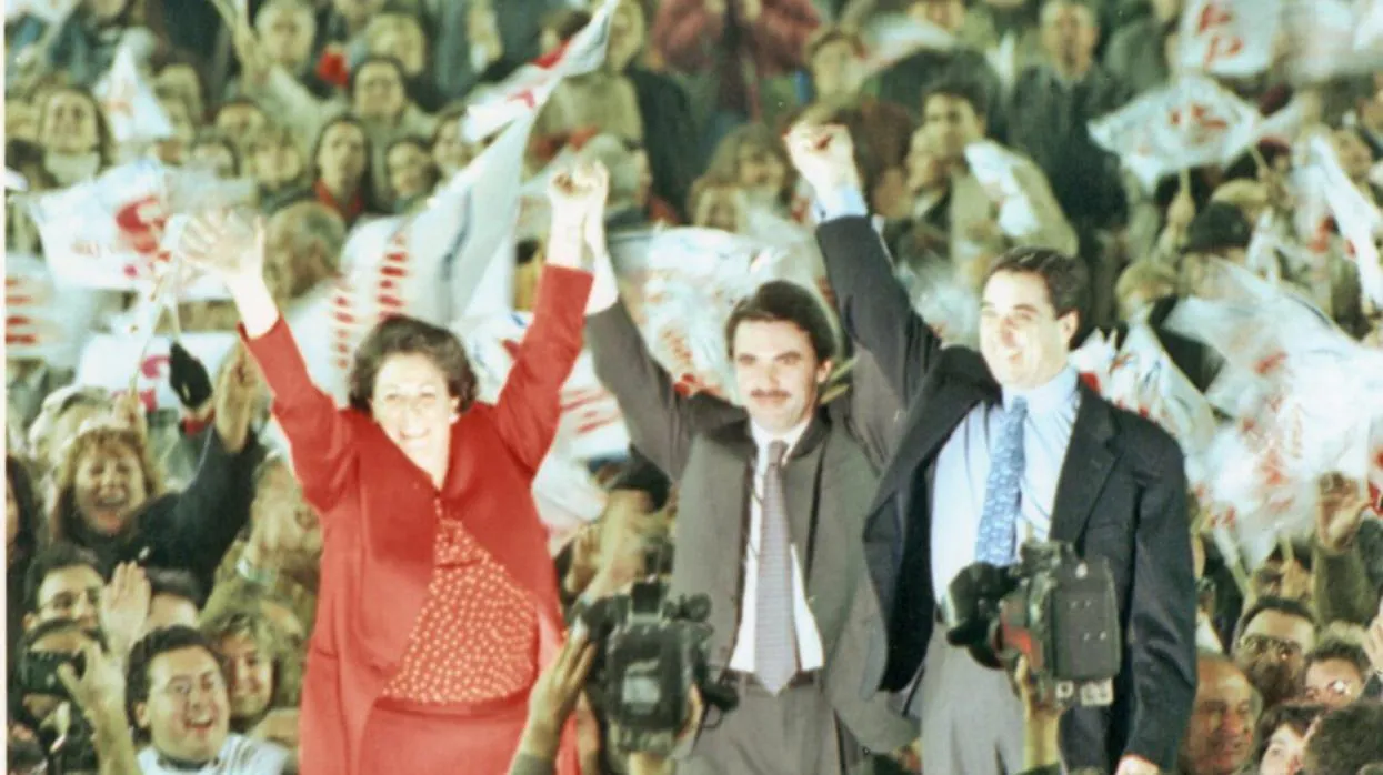 Imagen de Aznar, flanquedado por Barberá y Zaplana, en el mitin de Mestalla del año 1996