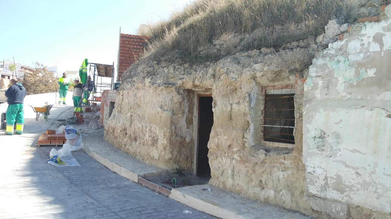 Obras en las fachadas de casas cueva en La Guardia