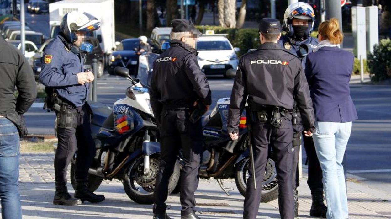 Agentes de la Policía Nacional conversando con una mujer