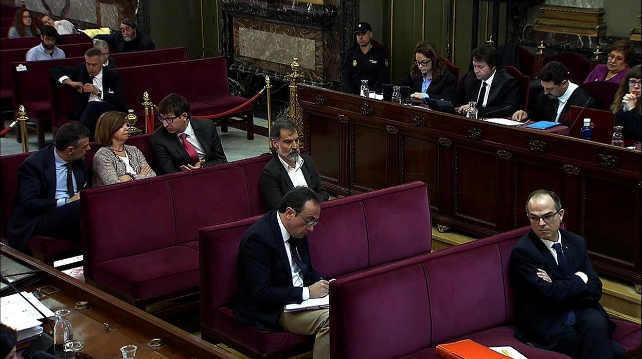 Imagen tomada de la señal de video institucional del Tribunal Supremo, de los acusados del juicio del «procés»