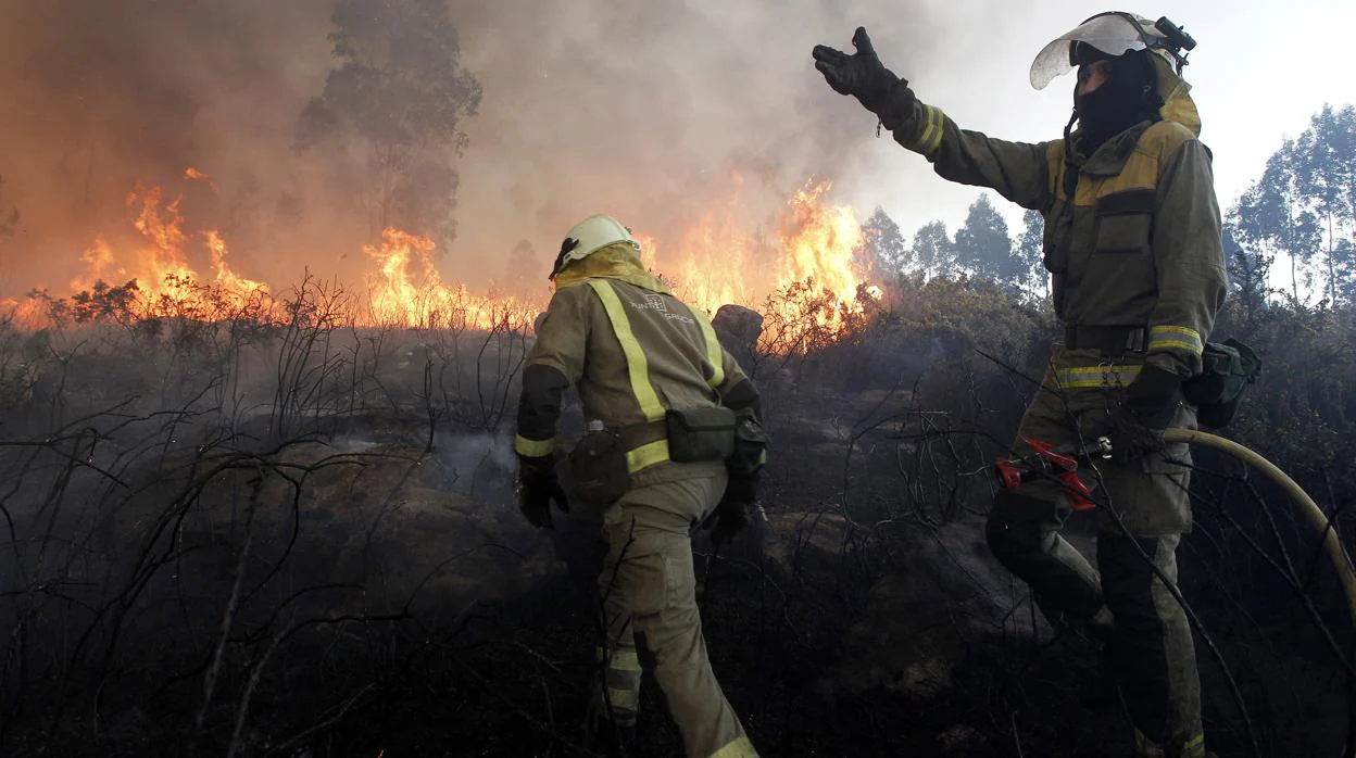 Trabajadores de los equipos de extinción en el incendio de los últimos días en Rianxo