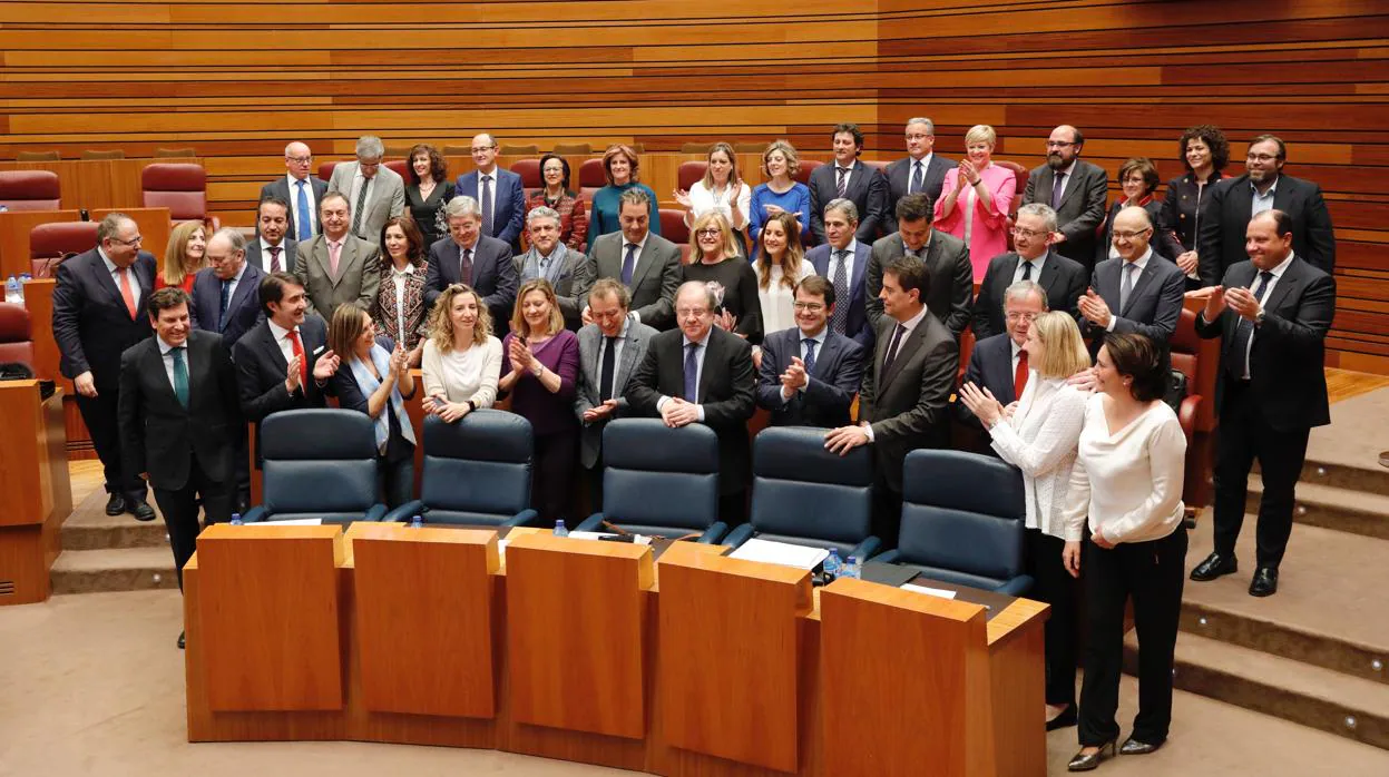 Herrera es aplaudido por los procuradores populares en el último pleno de esta legislatura