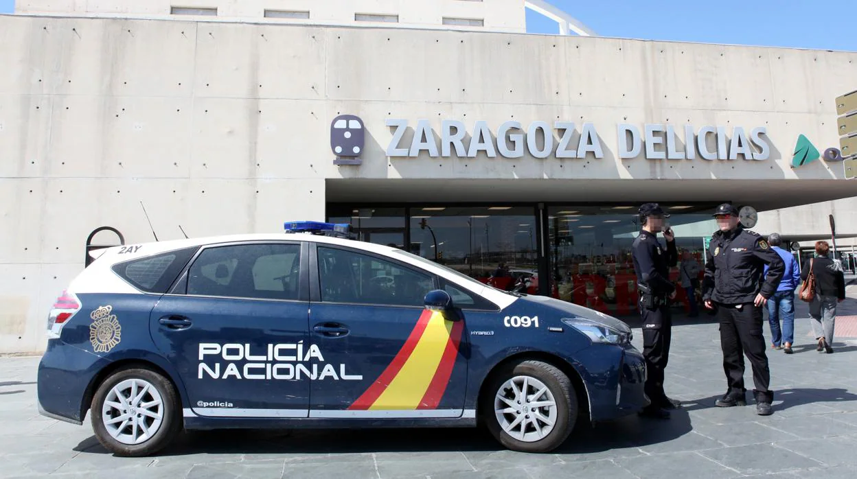 Dotación policial ante la Estación Intermodal de Zaragoza