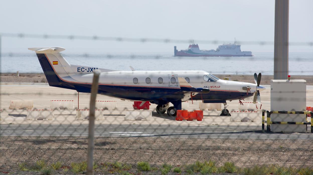 Avioneta inmovilizada en el aeropuerto de Fuerteventura después de la Guardia Civil y la Policía hayan descubierto en su interior un alijo de 388 kilos de cocaína