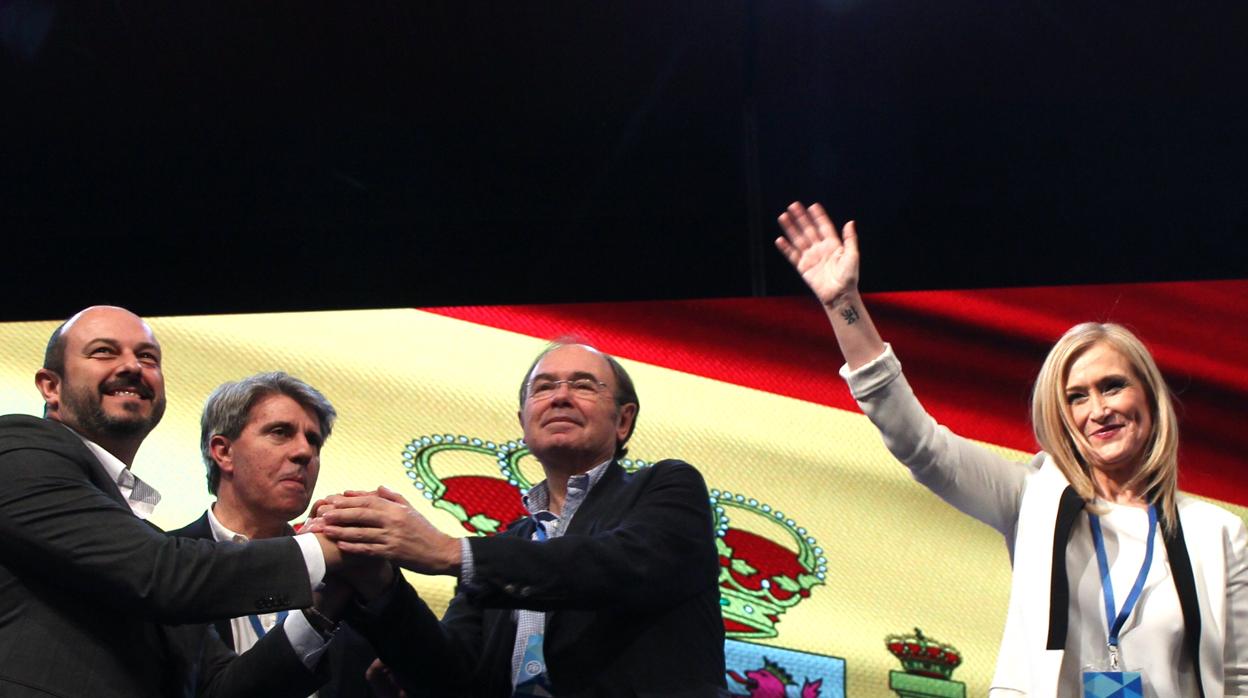 Rollán (izq.), Garrido y García-Escudero, junto a Cifuentes en un acto de partido