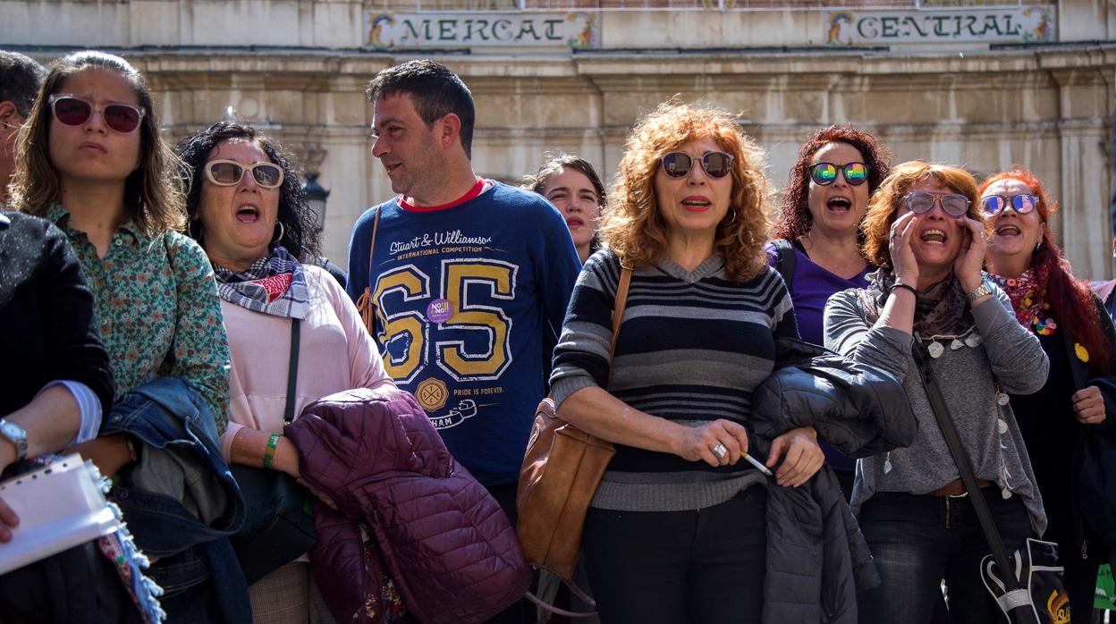 Varias personas durante la concentración ante el ayuntamiento en repulsa por la agresión en Castellón