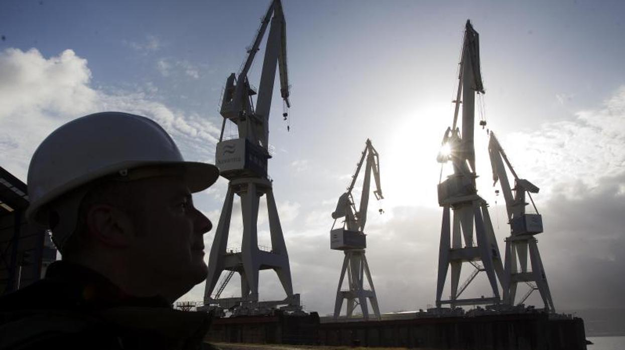 Grúas en el astillero ferrolano de Navantia en el que se construirán las fragatas