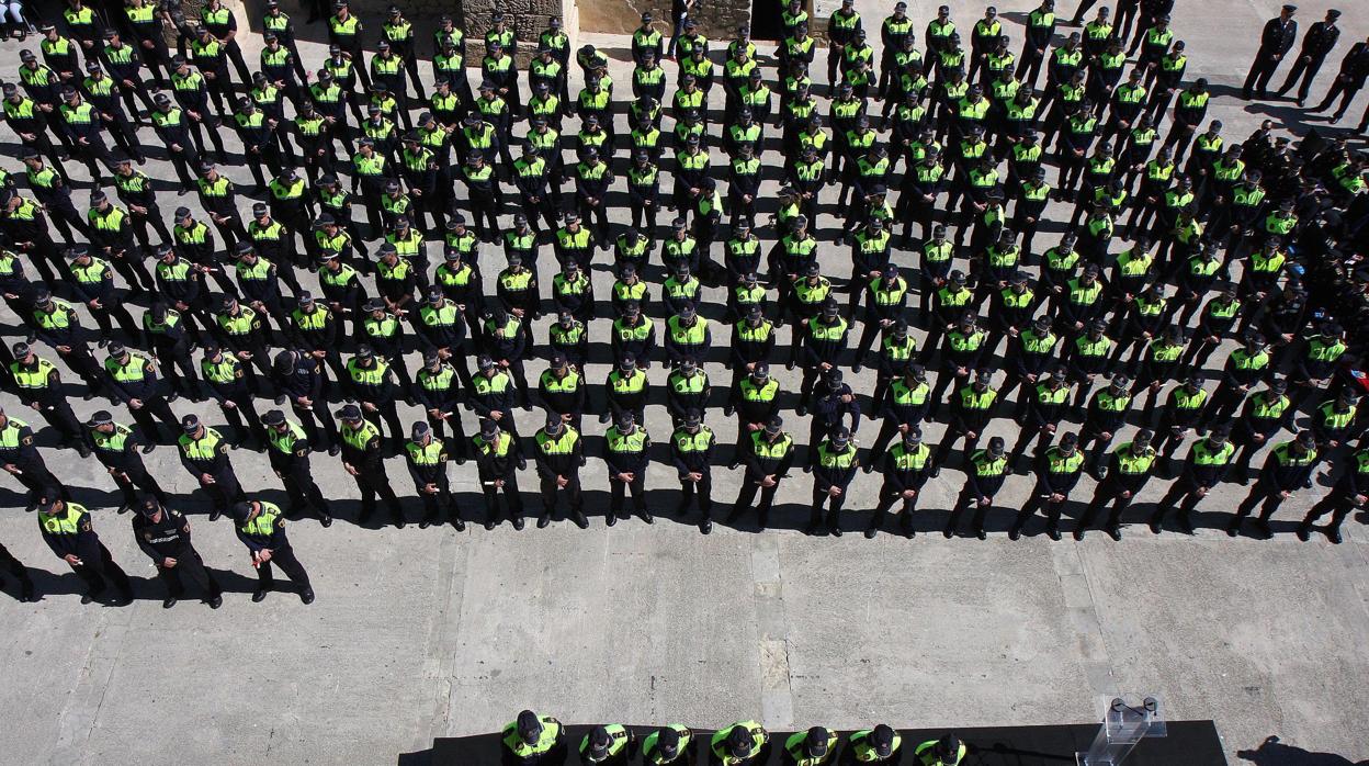 Imagen de archivo de un acto de la Policía Local en la provincia de Alicante