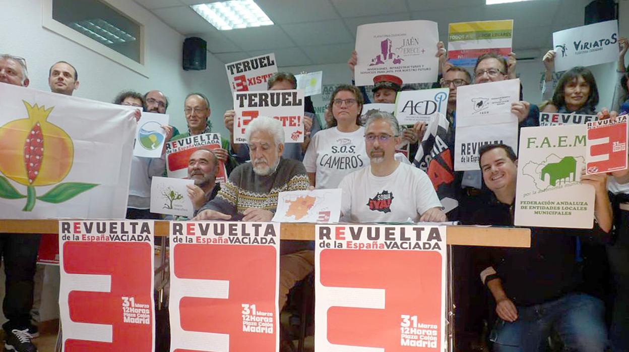 Integrantes de la 'Revuelta de la España vaciada', durante una reunión en Madrid para preparar la manifestación del 31 de marzo