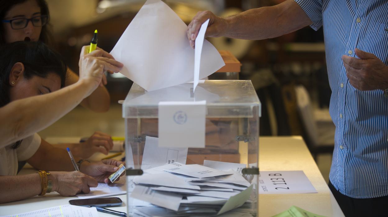 Un ciudadano deposita su voto durante las elecciones generales de 2016