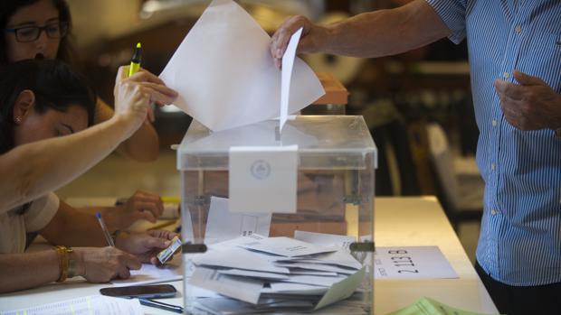 La Junta Electoral prorroga hasta el lunes el plazo para solicitar el voto por correo desde el extranjero