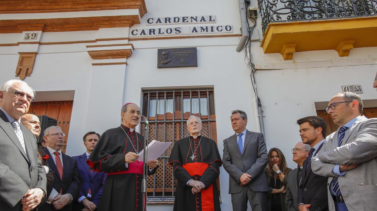 Acto de rotulación de la calle Cardenal Carlo Amigo en Sevilla