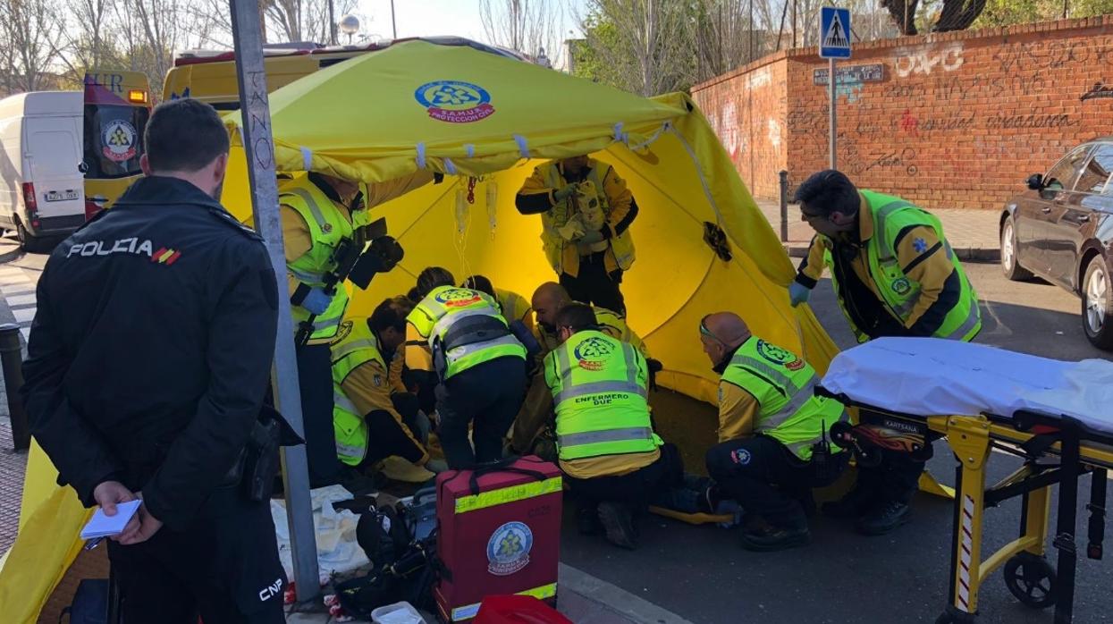 Los sanitarios del Samur atiendan al hombre herido