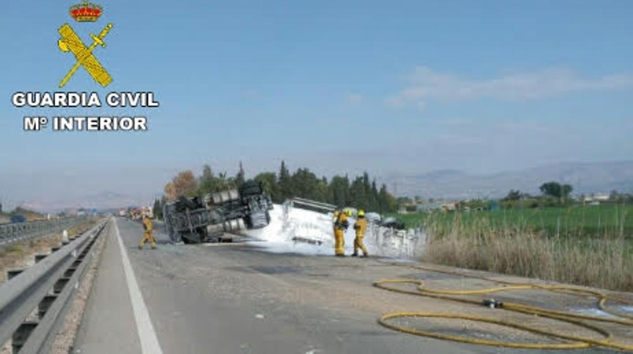 Imagen del camión volcado en la autopista