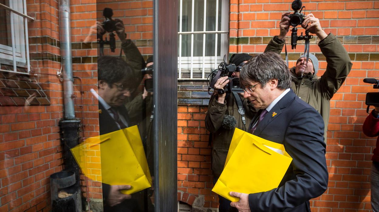 Carles Puigdemont, en una visita a la cárcel alemana en la que estuvo preso
