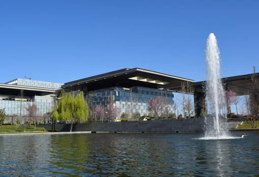 En el diseño del campus se respetó el estanque natural que existía