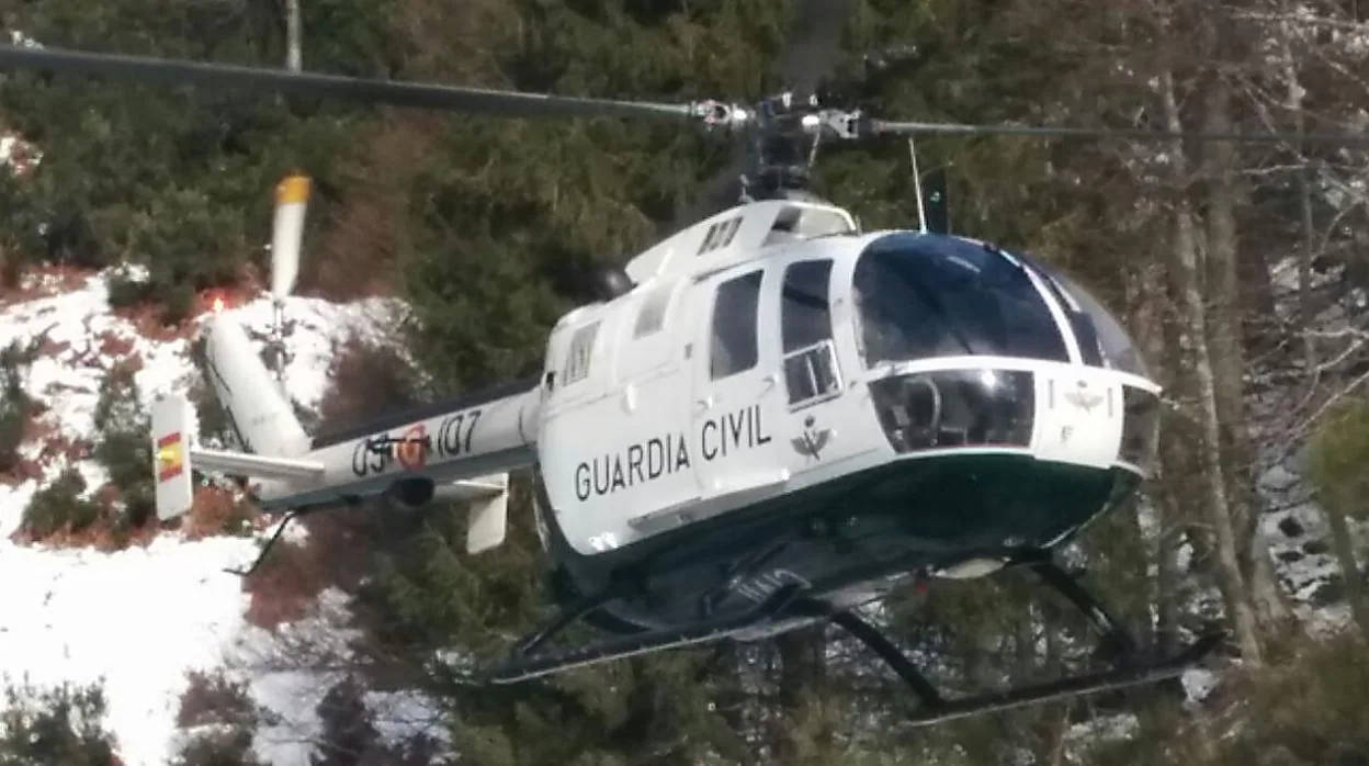 En el rescate del cadáver han participado especialistas de montaña y un helicóptero de la Guardia Civil