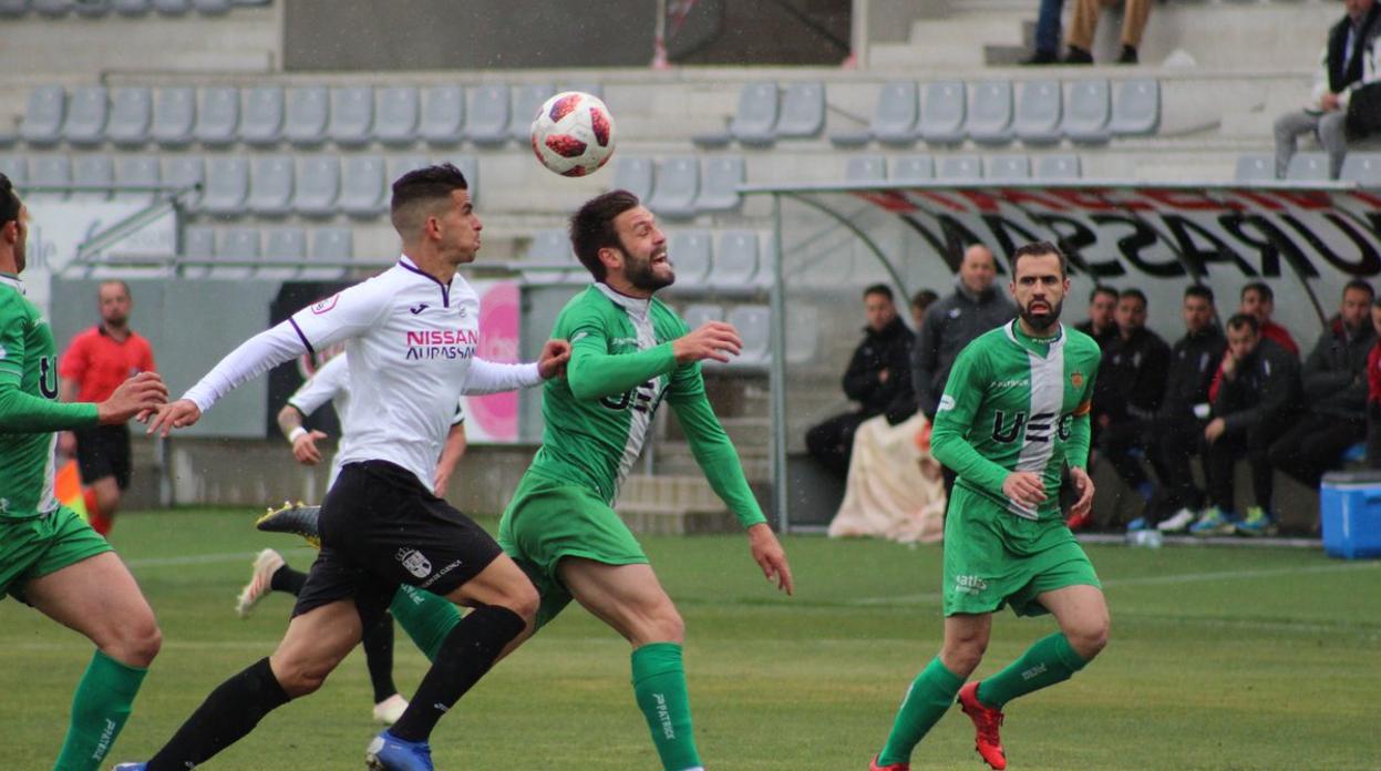 Pablo Aguilera, de blanco y negro, persigue un balón