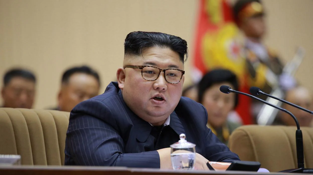 El líder norcoreano, Kim Jong-un, da un discurso este miércoles durante la celebración de la quinta reunión de líderes de compañía e instructores políticos del Ejército Popular norcoreano en Piongyang