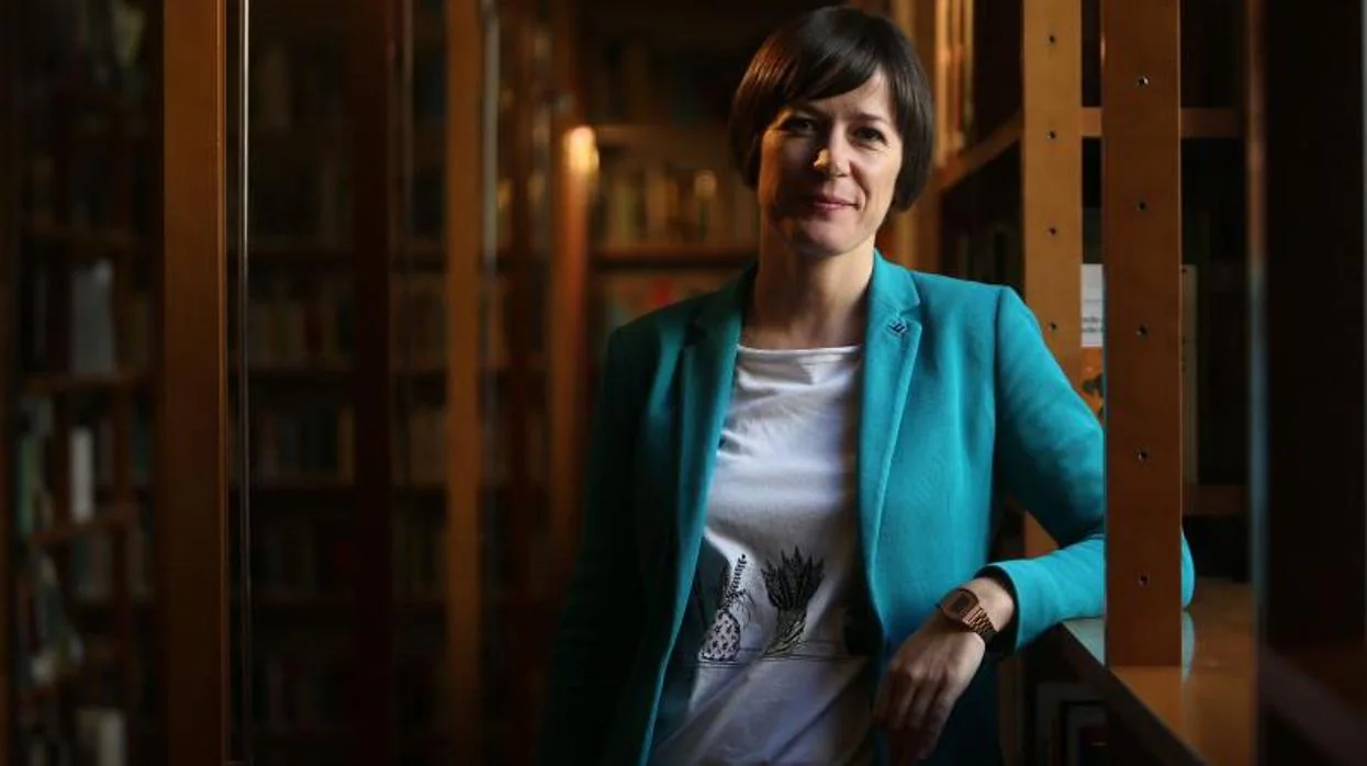 La portavoz nacionalista, Ana Pontón, en la biblioteca del Parlamento de Galicia
