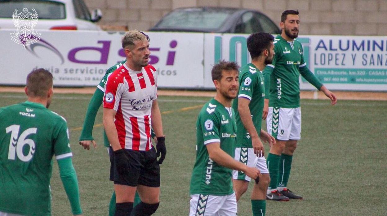 Varios jugadores verdes rodean a Kenan, delantero del Atlético Ibañés