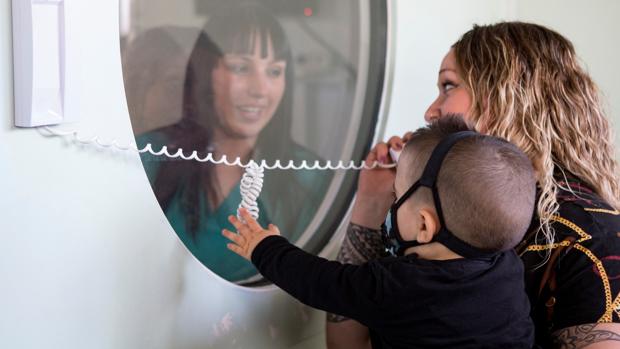 El Hospital Vall d'Hebron cura al primer niño burbuja detectado con la «prueba del talón»