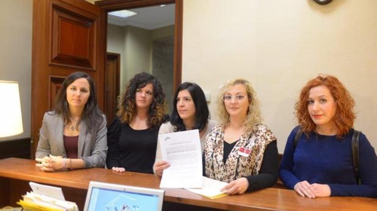 María Sevilla (segunda por la derecha), junto con diputadas y senadoras de Podemos