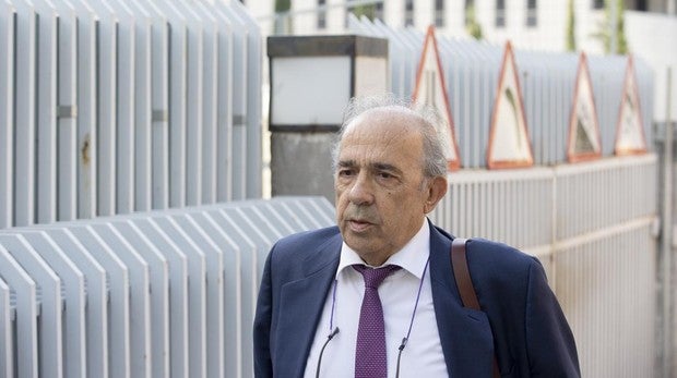 Muere Enrique Álvarez Conde, director del máster de Cifuentes