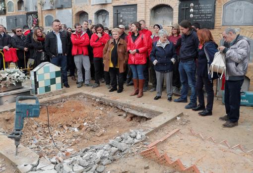 Imagen de Pablo Iglesias tomada este lunes en el cementerio de Paterna