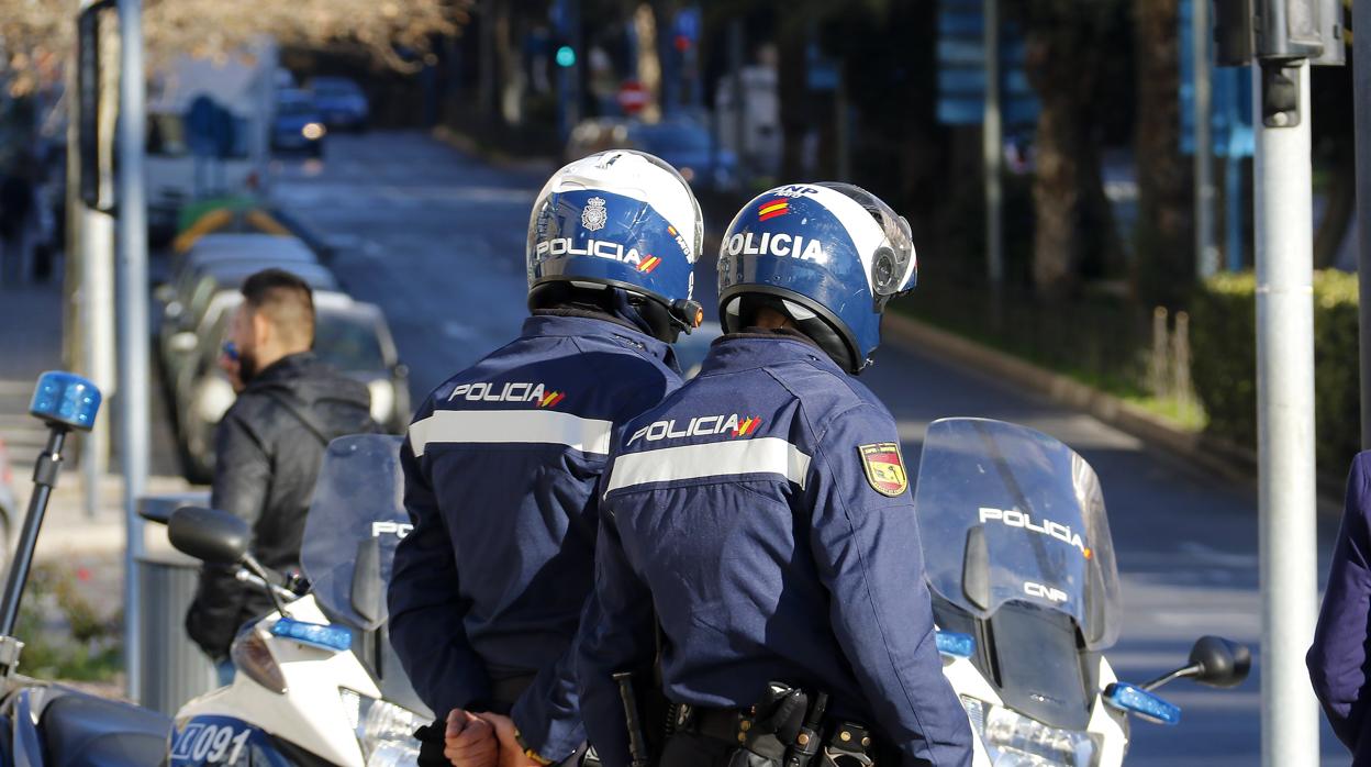 Imagen de archivo de dos agentes de la Policía Nacional en Alicante