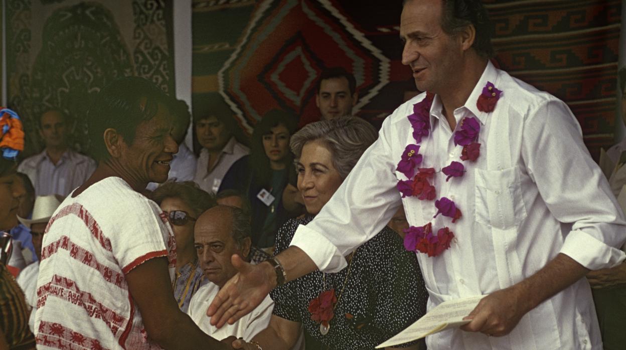 Los Reyes Don Juan Carlos y Doña Sofía en enero de 1990 en Oaxaca (México) , donde se reunieron con los representantes de los indígenas