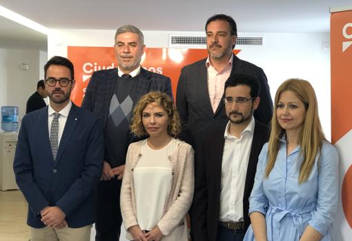 La candidata de Ciudadanos al Congreso por Alicante, Marta Martín (centro)