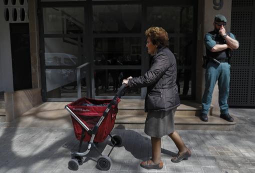 Imagen de un agente de la Guardia Civil tomada en el domicilio de José María Corbín