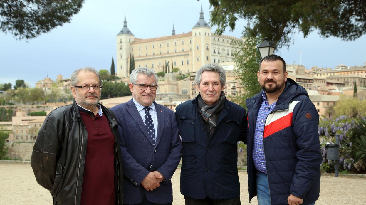 Miguel Ríos, con el consejero de Cultura, Ángel Felpeto, y el director general de Juventud, Juan Ramón Amores