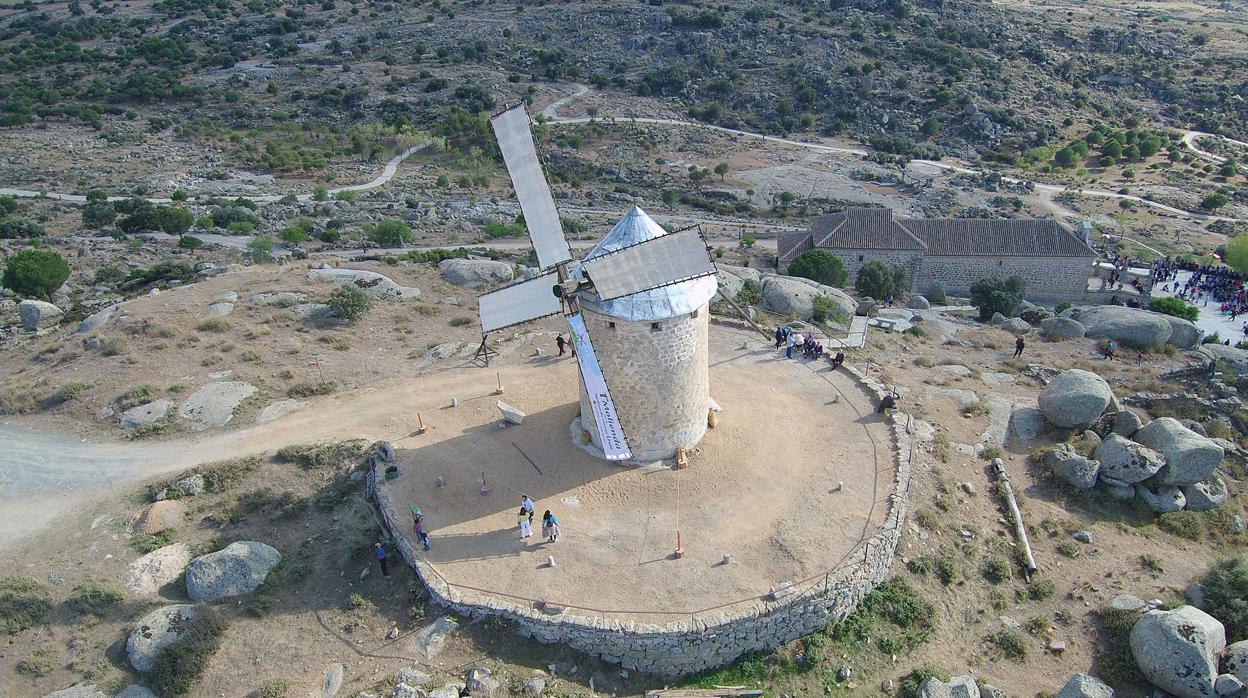 Día de la inauguración con el molino al fondo del cerro