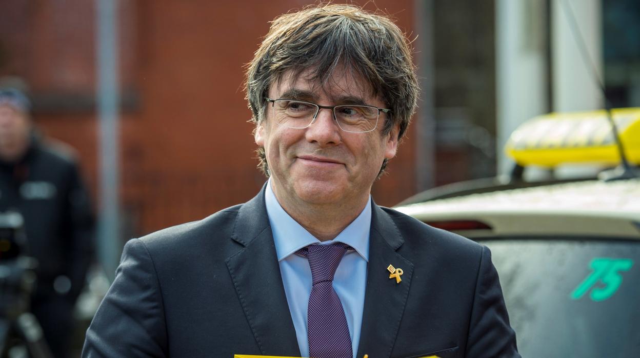 El expresidente de la Generalitat Carles Puigdemont sonríe a su llegada a la prisión de Neumünster (Alemania)