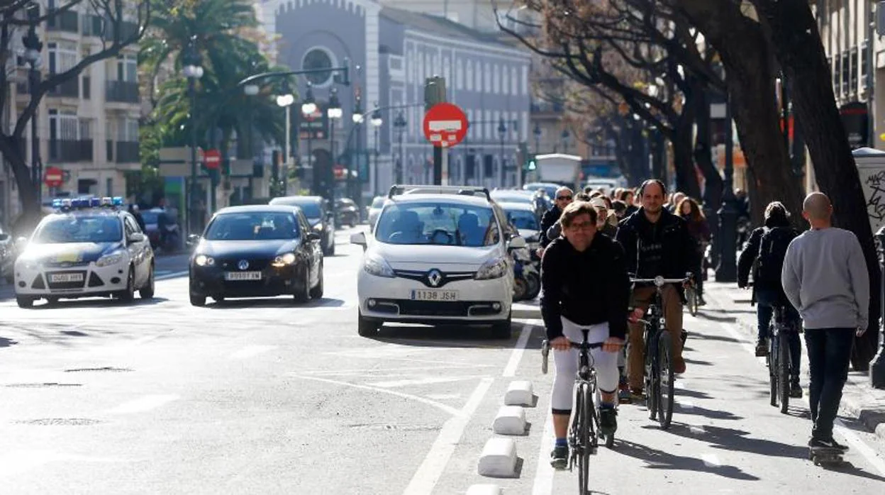 Varias bicis circulando por el Anillo Ciclista de Valencia