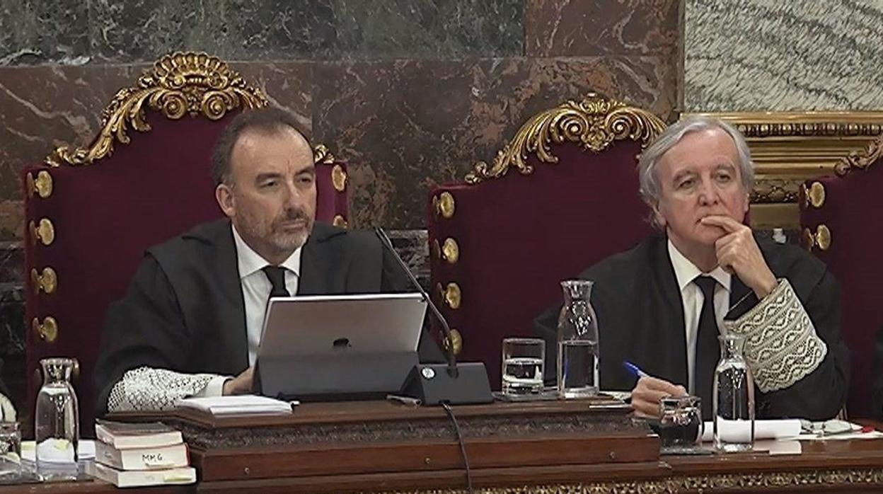 El presidente del Tribunal, Manuel Marchena, y el juez Juan Ramón Berdugo en la sesión de ayer del juiicio